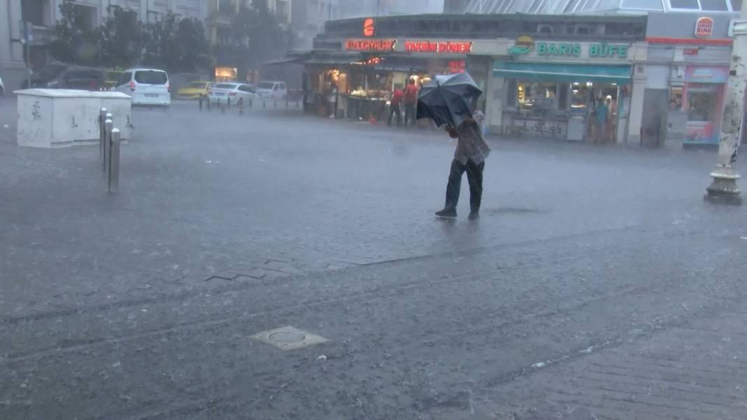 İstanbul'u sağanak vurdu. Mısır Çarşısı girişi sular altında, tramvay seferleri durdu 8